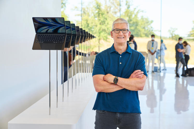 Apple будет показывать больше рекламы, чтобы компенсировать падение продаж iPhone