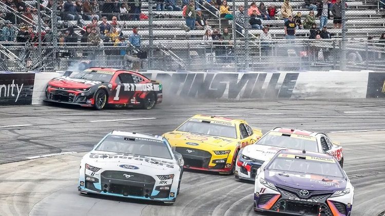 «Никогда не думал, что такое возможно в реальности»: гонщик NASCAR пробился в финал чемпионата благодаря приёму из видеоигры