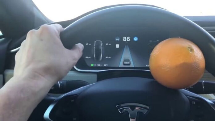 programmnoe-obespechenie-tesla-fsd-nauchilos-vyjavljat-popytki-obmanut-ego-v-trebovanii-derzhat-ruki-na-rule-b32cabd