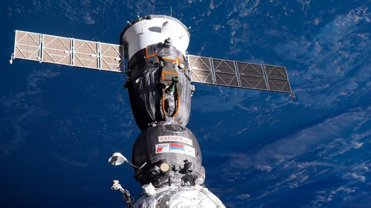 На пристыкованном к МКС корабле «Союз» произошла разгерметизация — российские космонавты не смогли выйти в открытый космос