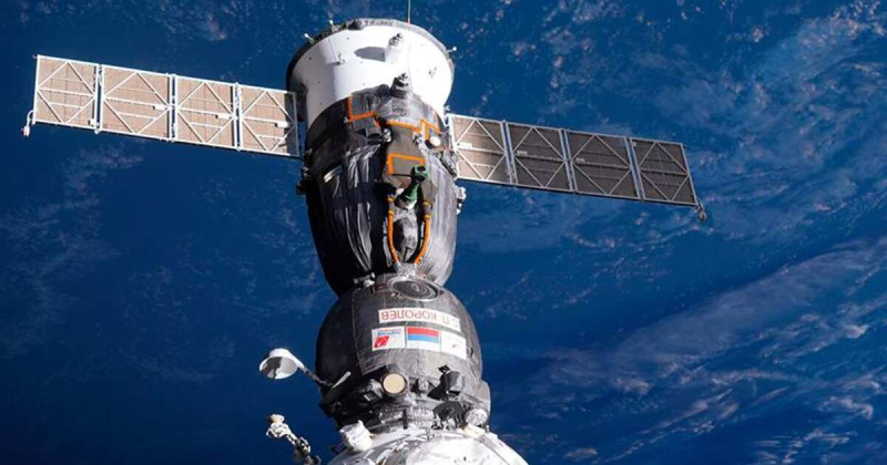 Выход космонавтов РФ в космос отменили из-за разгерметизации "Союза"