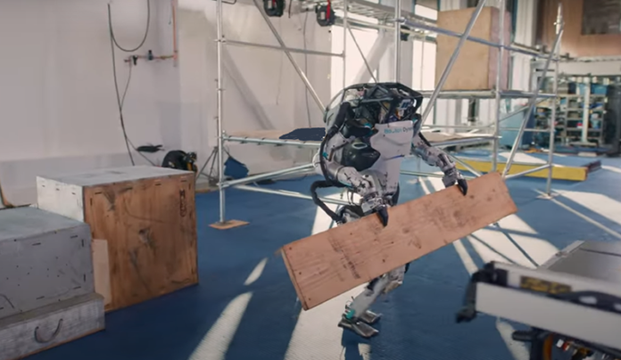 boston-dynamics-pokazala-kak-dvunogij-robot-atlas-kidaet-v-cheloveka-sumku-s-instrumentami-6272e48