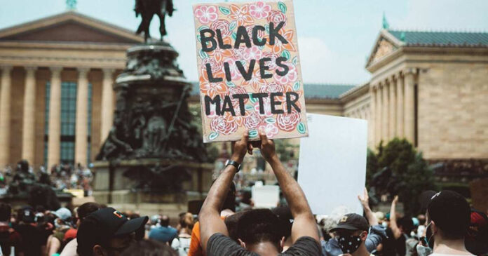 dvizhenie-black-lives-matter-trebuet-raspustit-amerikanskuju-policiju-31dd085