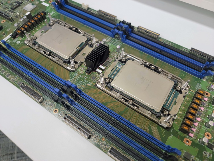 Intel выпустила серверные процессоры Xeon Sapphire Rapids и ускорители вычислений Data Center GPU Max