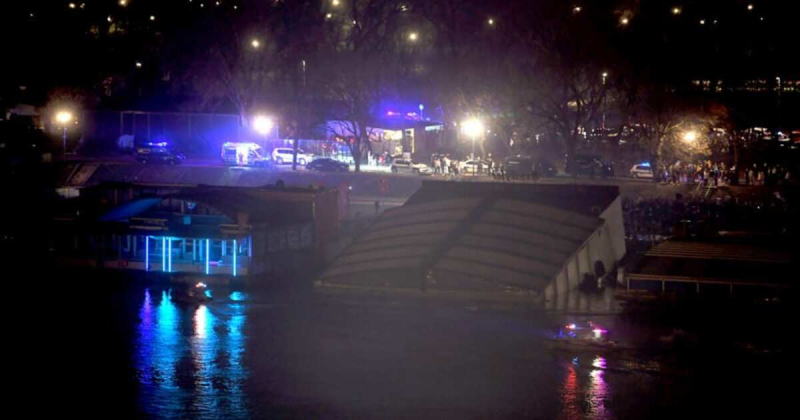 Клуб на воде затонул во время новогодних гуляний в Белграде