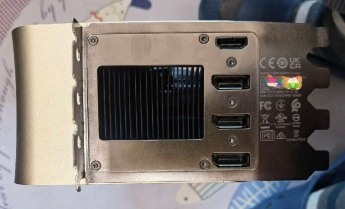 ogromnaja-videokarta-nvidia-titan-novogo-pokolenija-poluchit-vertikalnuju-pechatnuju-platu-7c73970