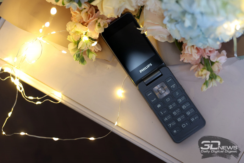 Просто, долго и складывается: кнопочный телефон Philips Xenium E2602