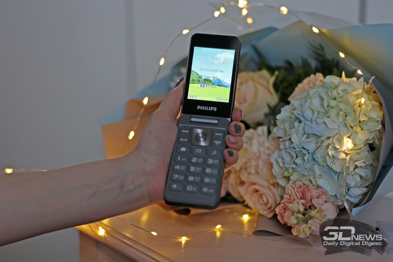 Просто, долго и складывается: кнопочный телефон Philips Xenium E2602