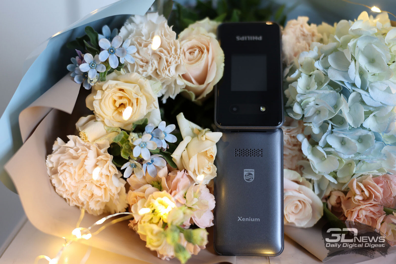Просто, долго и складывается: кнопочный телефон Philips Xenium E2602