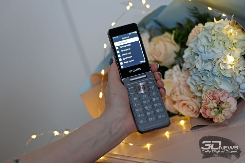 Просто, долго и складывается: кнопочный телефон Philips Xenium E2602