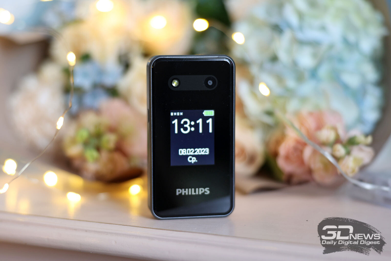 Просто, долго и складывается: кнопочный телефон Philips Xenium E2602