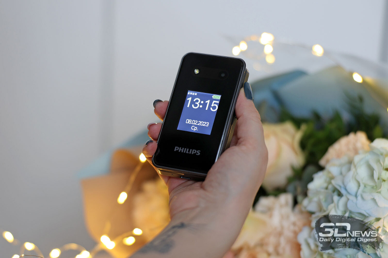 Просто, долго и складывается: кнопочный телефон Philips Xenium E2602