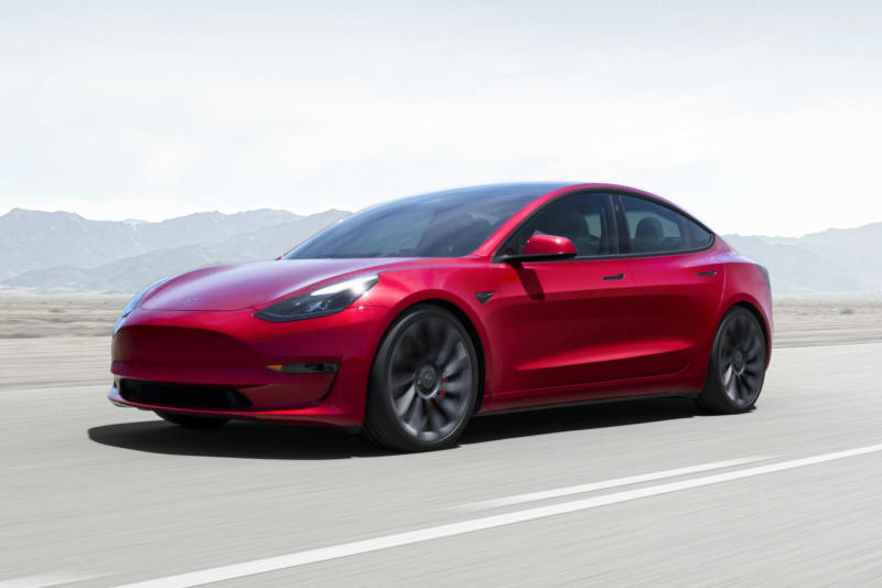 Электромобиль &laquo;Москвич 3е&raquo; в России оказался дороже, чем Tesla Model 3 в США