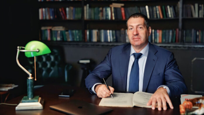 ne-byvaet-rafinirovannoj-svobody-jurist-haminskij-objasnil-pochemu-rossija-ne-daet-ujti-inostrannym-kompanijam-f3832f8