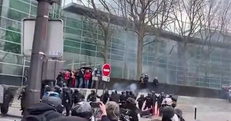 Полицейские избили школьников на протесте во Франции
