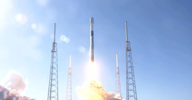 Ракета Falcon 9 с космическим грузовиком Dragon стартовала в США