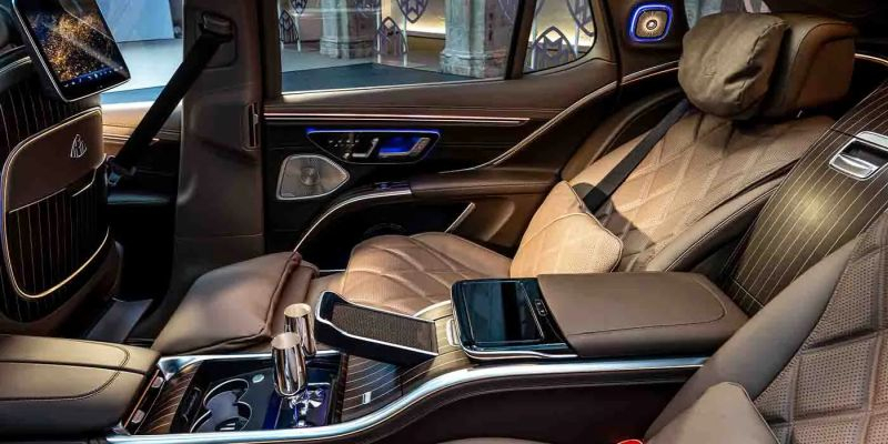 Mercedes-Maybach представила свой первый электромобиль — кроссовер EQS 680 SUV со встроенным холодильником