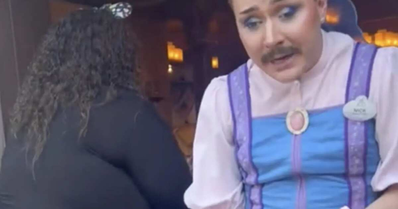 Disney раскритиковали за усатую фею-крестную в платье