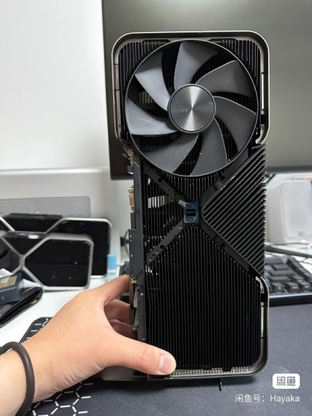 Гигантский кулер для NVIDIA Titan Ada Lovelace с вертикальной платой показался на фото