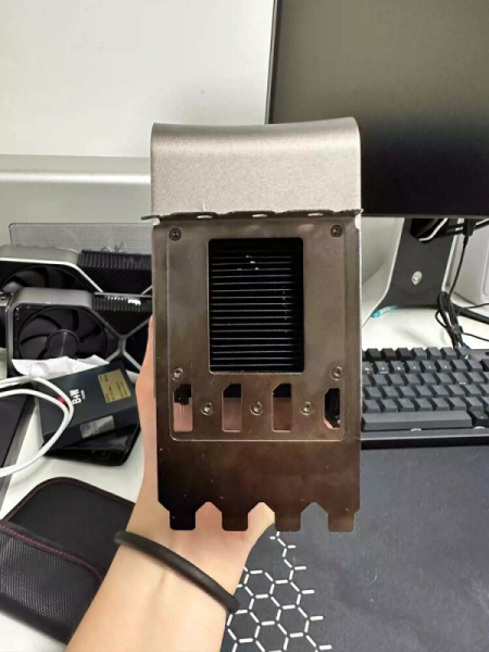 Гигантский кулер для NVIDIA Titan Ada Lovelace с вертикальной платой показался на фото