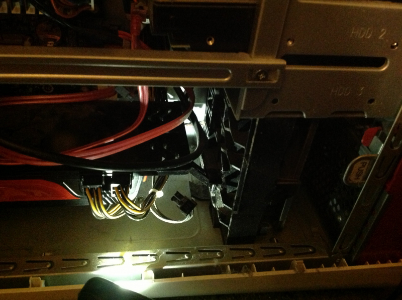 Платы видеокарт Gigabyte GeForce RTX 30-й серии трескаются — специалист по печатным платам объяснил, почему это может происходить