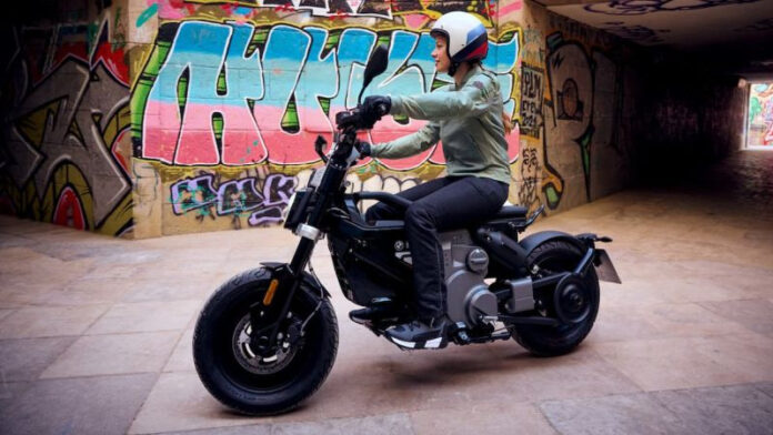 elektricheskij-motocikl-bmw-ce-02-sochetaet-umerennuju-stoimost-s-zapasom-hoda-90-km-5105dfb