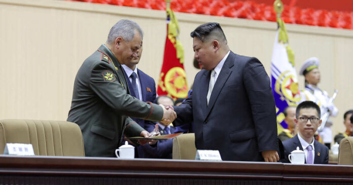 shojgu-vmeste-s-kim-chen-ynom-posmotrel-prazdnichnyj-parad-v-kndr-bc657f1