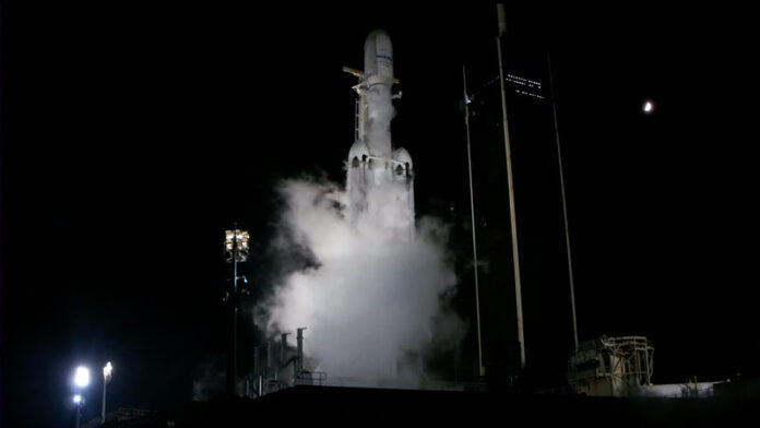 sverhtjazhjolaja-raketa-spacex-falcon-heavy-vyvela-v-kosmos-sputnik-svjazi-razmerom-s-mikroavtobus-i-vesom-92-tonny-487ba3a