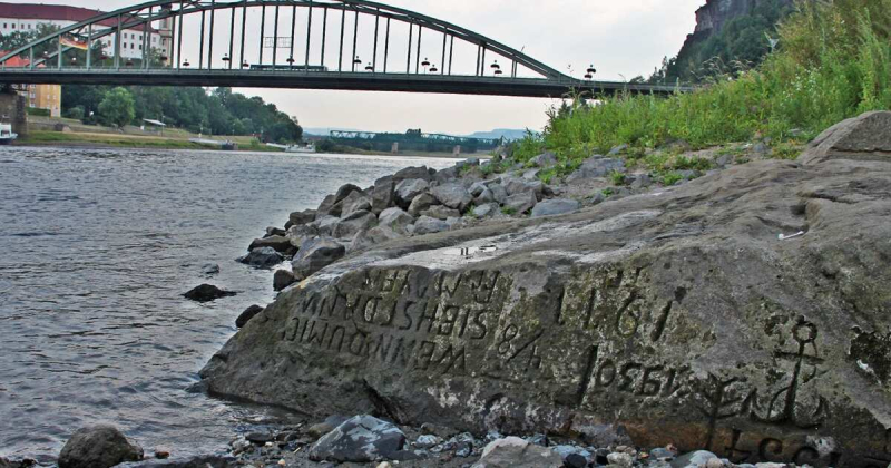 В Германии на поверхности обмелевшей Эльбы выступили "камни голода"