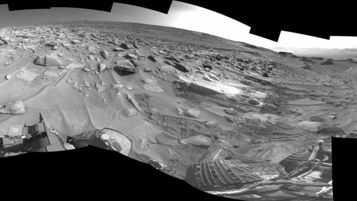 marsohod-curiosity-vskarabkalsja-na-marsianskuju-djunu-eto-byl-samyj-slozhnyj-podjom-za-11-let-missii-01221ff