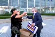 Активисты ударили главу Ryanair пирогом в лицо в Бельгии