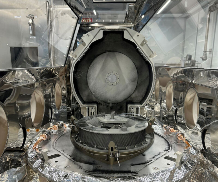 В NASA вскрыли контейнер с грунтом астероида Бенну и обнаружили там повсюду чёрную пыль