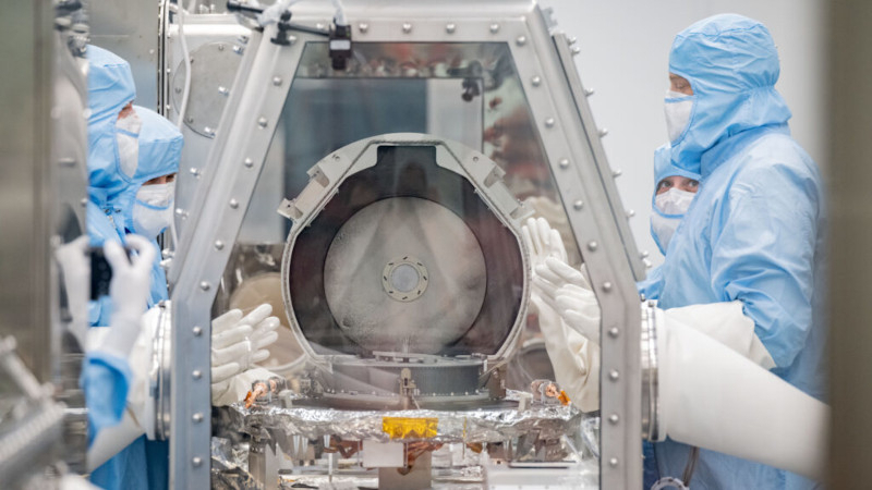 NASA показало грунт с астероида Бенну &mdash; в нём уже нашли воду и углеродные соединения