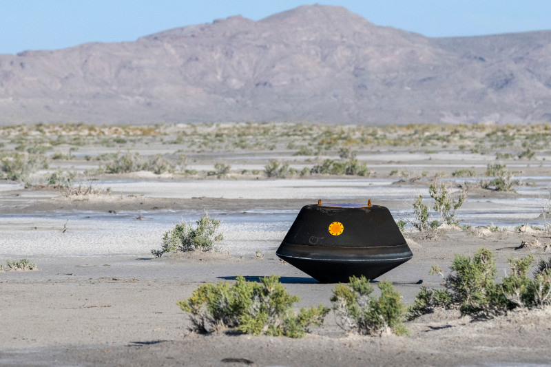 NASA показало грунт с астероида Бенну &mdash; в нём уже нашли воду и углеродные соединения