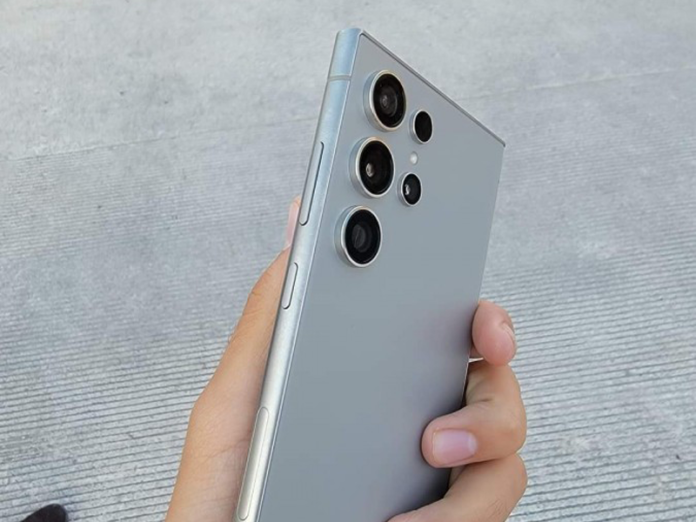 smartfon-samsung-galaxy-s24-ultra-pokazalsja-na-zhivyh-foto-so-znakomym-dizajnom-d174bd2