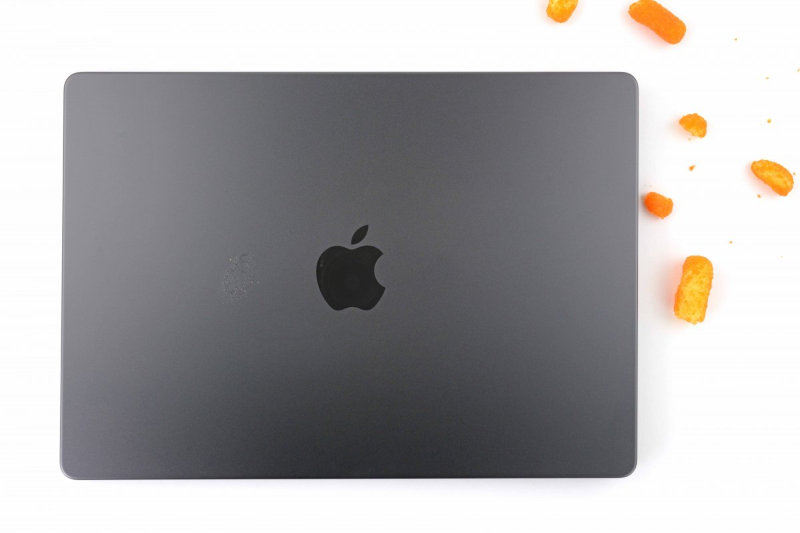 В iFixit выяснили, как Apple удалось добиться радикально чёрного цвета корпуса MacBook Pro 