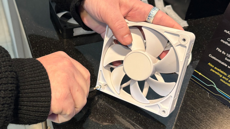 Corsair предложила «быстрые» саморезы для крепления вентиляторов — они завинчиваются за один оборот