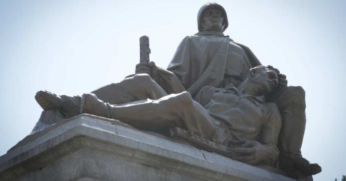 rossijskie-diplomaty-vozlozhili-venki-k-memorialu-v-varshave-12b7875