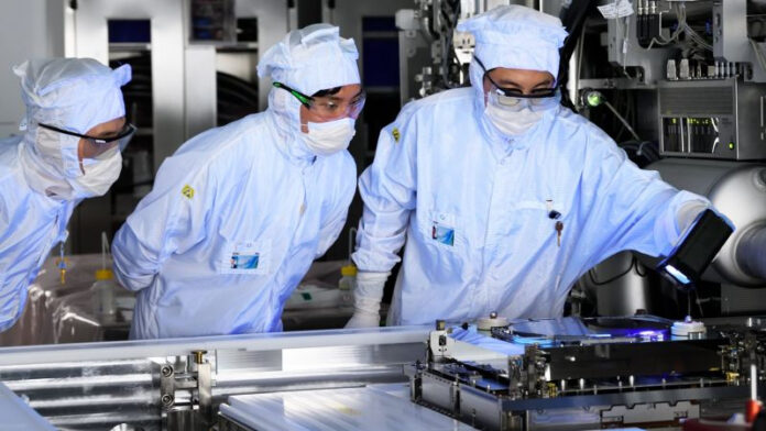 asml-udalos-zapustit-pervyj-litograficheskij-skaner-pozvoljajushhij-vypuskat-chipy-po-tehnologii-intel-14a-912d44d