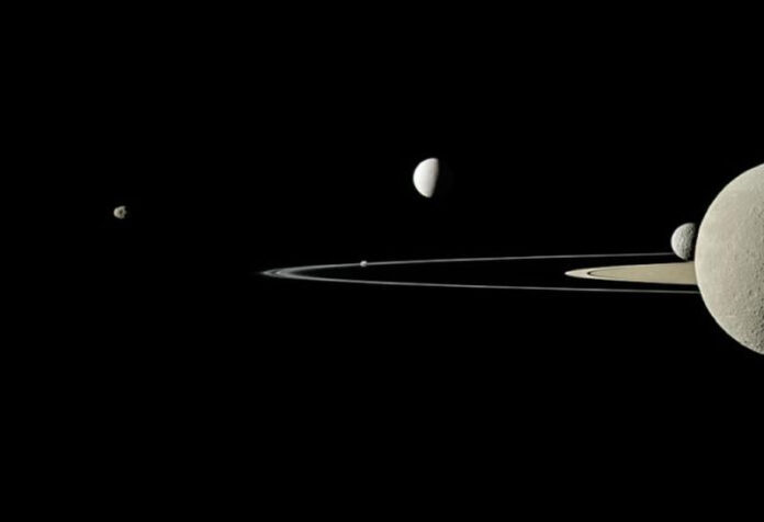 nasa-predstavilo-neizvestnye-ranee-fotografii-sputnikov-saturna-dab0484
