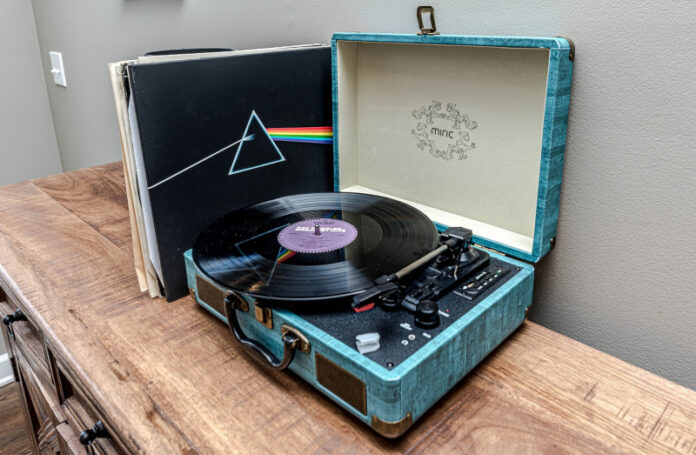 rossijan-potjanulo-na-muzyku-na-retro-nositeljah-v-rf-vzletel-spros-na-proigryvateli-gramplastinok-cd-i-kasset-9fb16db