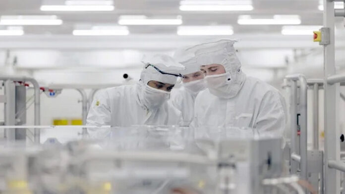 asml-sozdala-pervyj-obrazec-poluprovodnika-s-primeneniem-litografii-high-na-euv-5c29f24.jpg