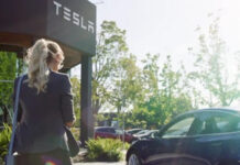 Илон Маск снизил цены на электромобили Tesla на $2000 и отложил свой визит в Индию