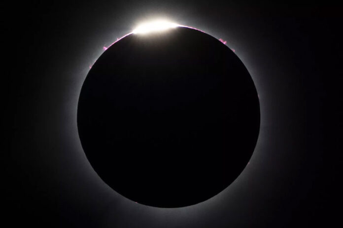 nasa-pokazalo-kak-solnechnoe-zatmenie-vygljadit-iz-kosmosa-dlja-etogo-orbitu-mks-korrektirovali-mesjacami-24765c2.jpg