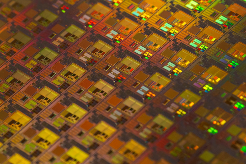 Проблемы в Intel копились десятилетиями, и инвесторы не верят, что Гелсингер спасёт компанию