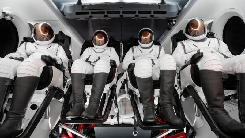 SpaceX представила скафандр EVA для выхода в открытый космос — с повышенной подвижностью и проекционным экраном