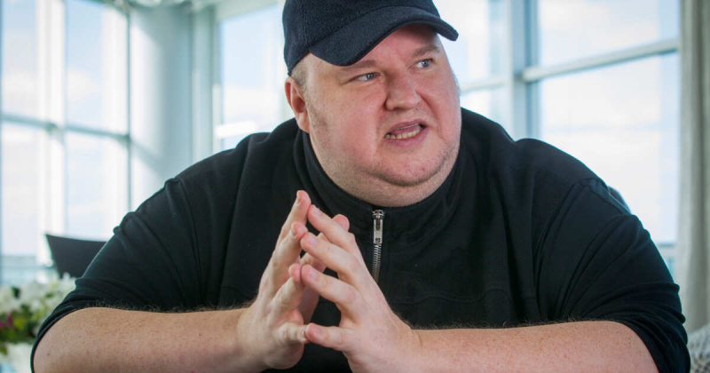 Бизнесмен Дотком призвал продавать доллары, так как США находятся на грани краха
