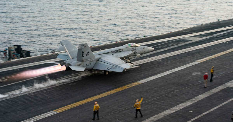 Хуситы снова ударили по американскому авианосцу "Dwight Eisenhower"