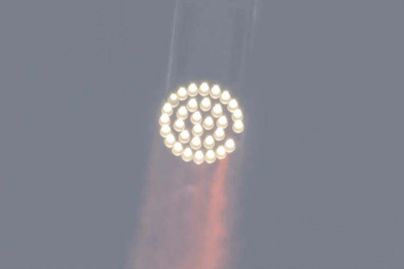 SpaceX Starship впервые в истории совершил мягкую посадку — в полёте от него отваливались детали