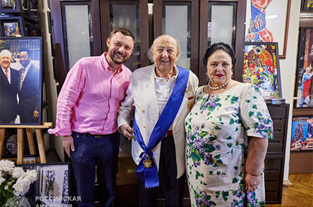 Великая княгиня Мария Романова вручила Зурабу Церетели знаки кавалера Императорского и Царского Ордена Белого Орла